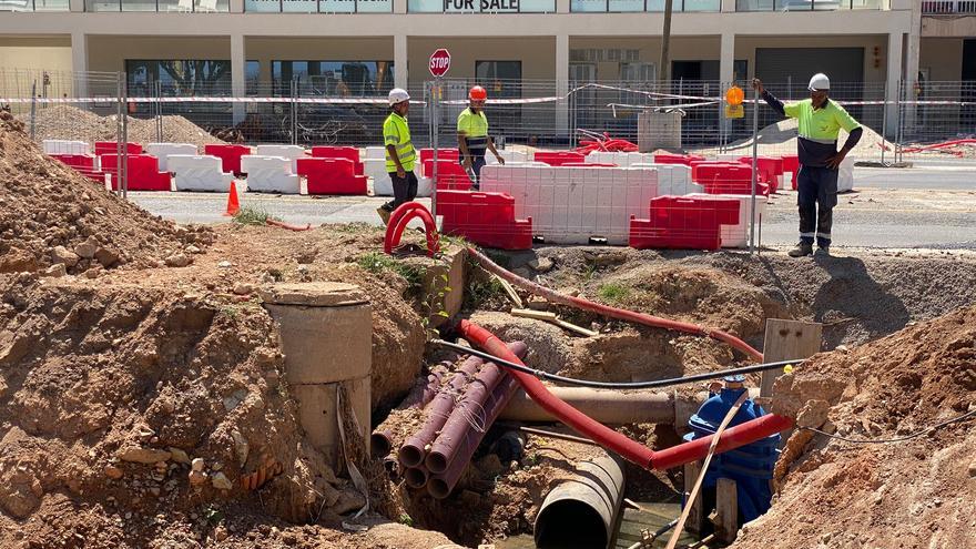 Obras en el Paseo Marítimo: La rotura de una tubería de aguas residuales obliga a cortar un carril en dirección Palma