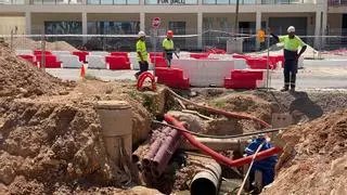 Obras en el Paseo Marítimo: La rotura de una tubería de aguas residuales obliga a cortar un carril en dirección Palma