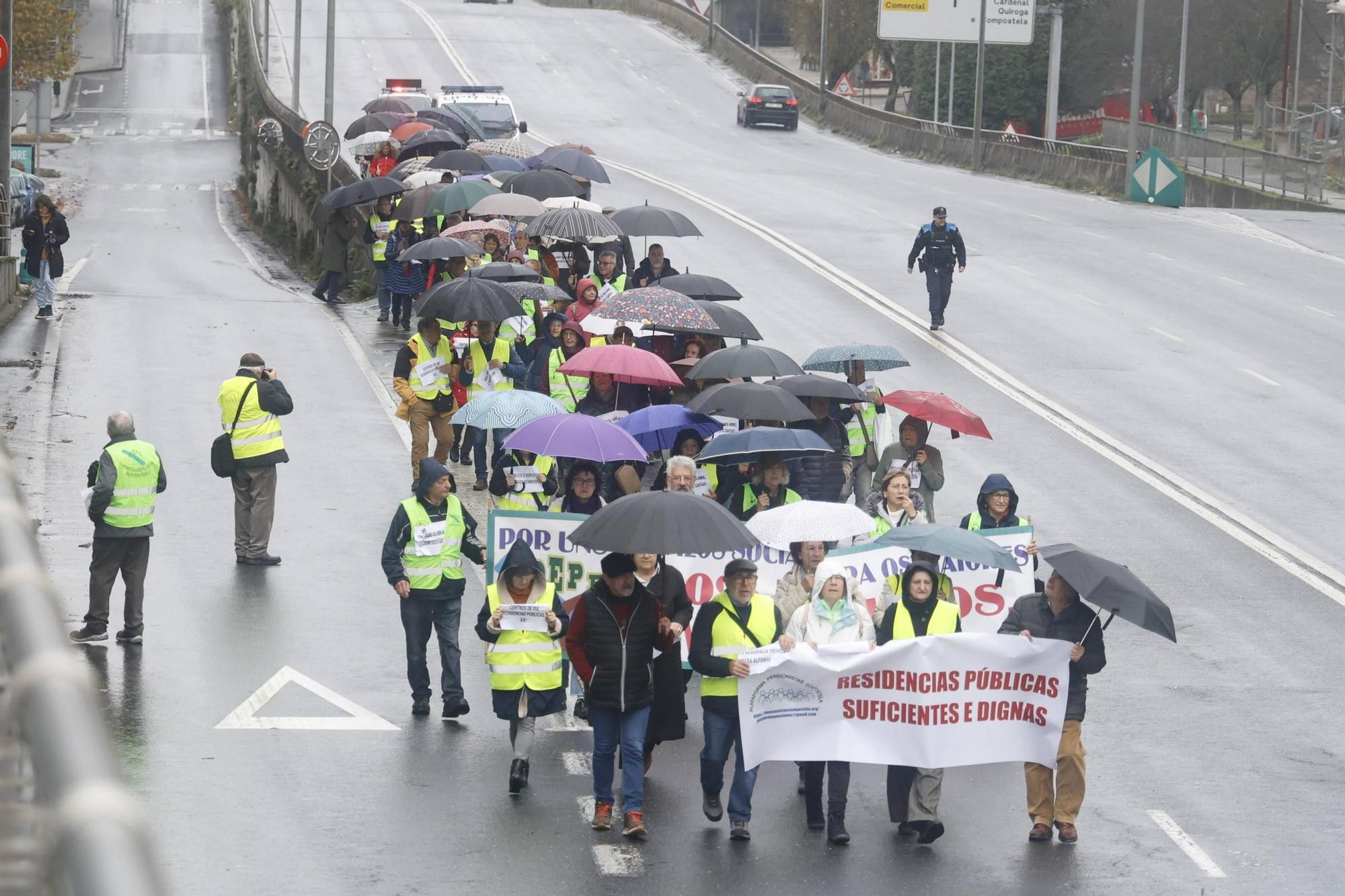 Manifestación en Santiago por la gestión pública de las residencias