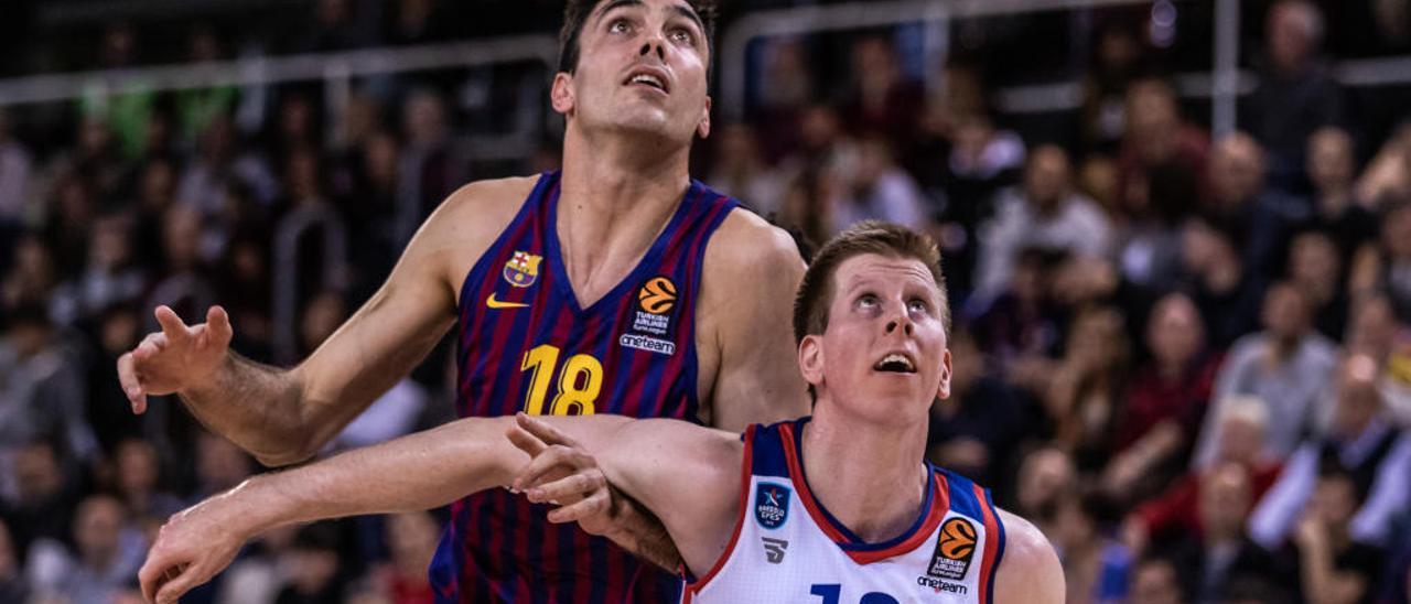 Motum, en acción junto a Oriola, en un partido con el Anadolu Efes ante el Barça Lassa.