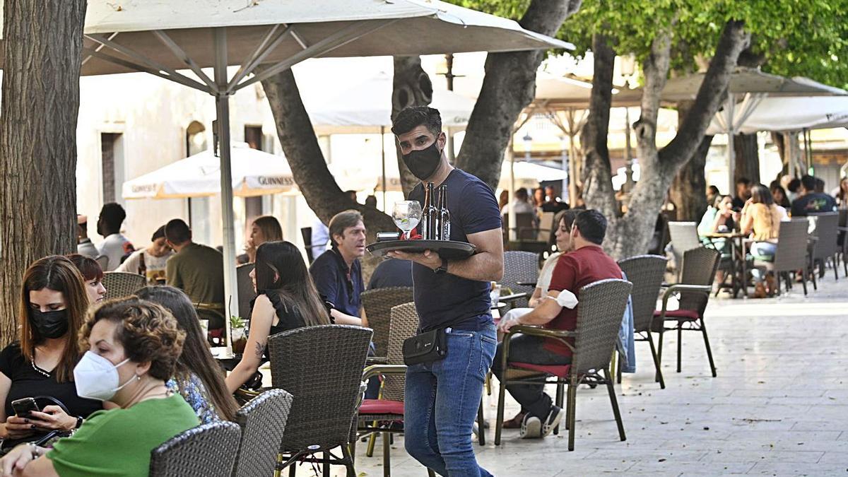 Ambiente en zona de terrazas de Elche, ayer. 