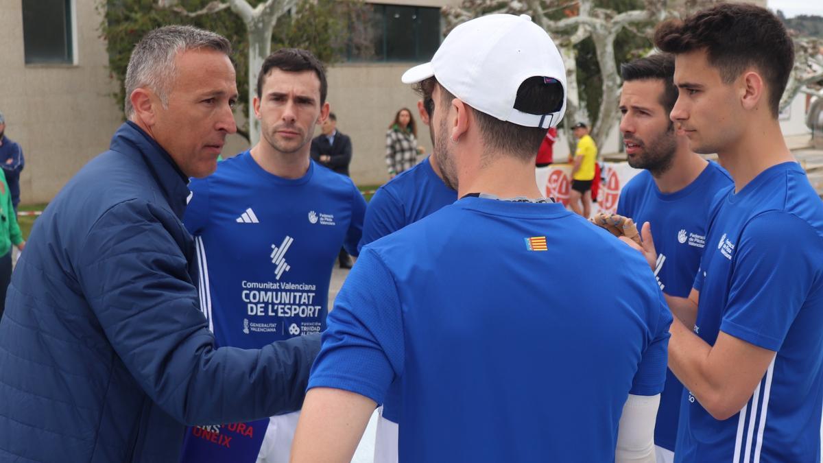 Garrido amb el jugadors triats per a disputar la final de llargues