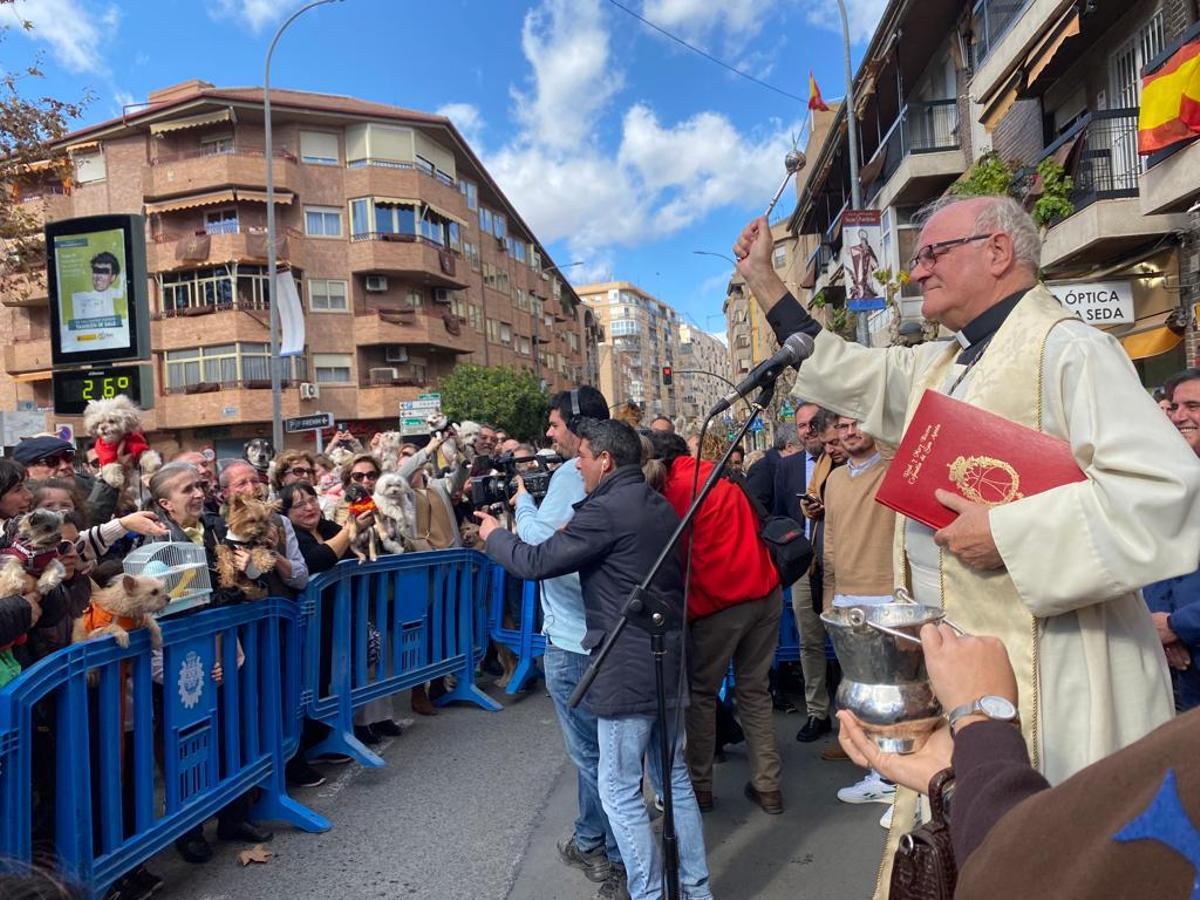 El párroco Jorge Rodríguez, en la bendición a los animales en San Antón en Murcia