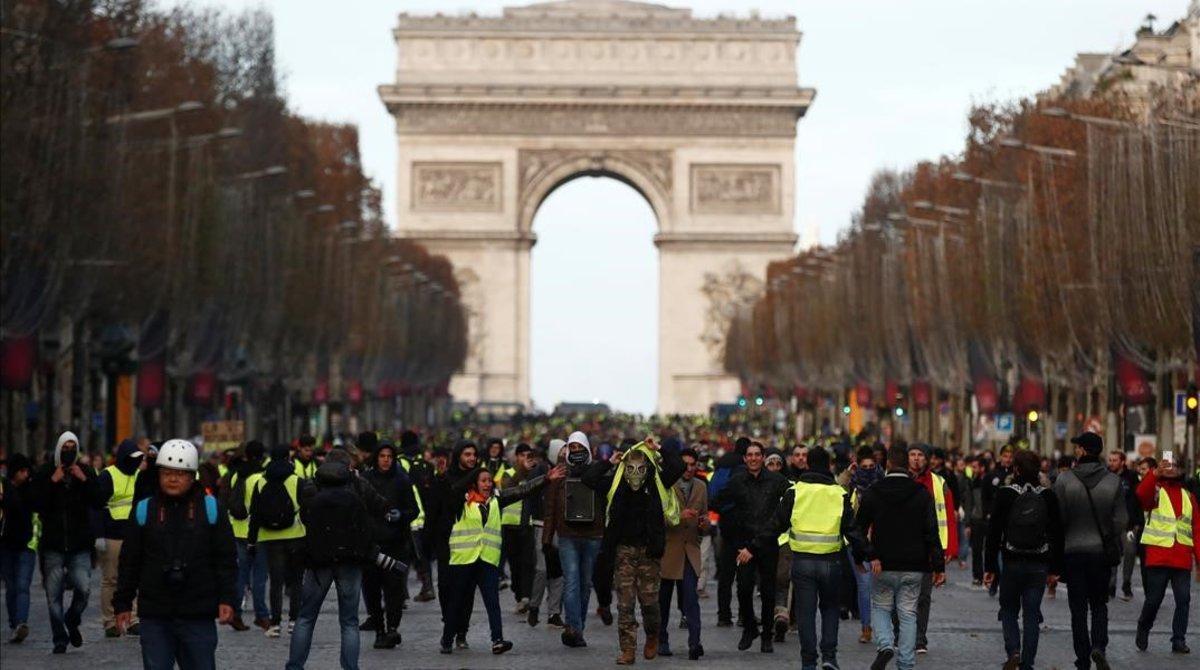 zentauroepp46177289 protesters wearing yellow vests walk on the champs elysees a181208093758