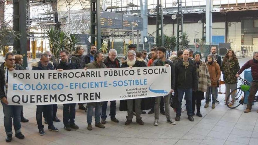 Acto reivindicativo de la Plataforma pola Defensa do Tren, ayer, en A Coruña, antes de su salida.
