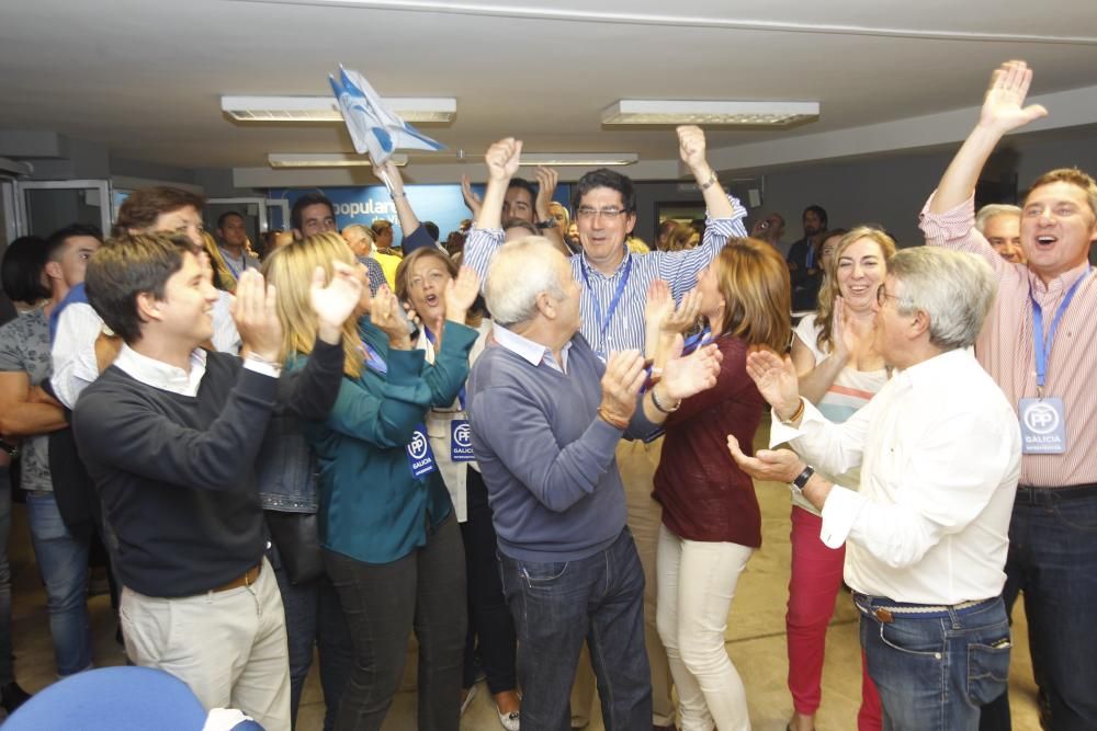 Varias decenas de personas se acercaron a la sede de los populares en la calle Urzaíz para celebrar junto al PP vigués la mayñría absoluta de Núñez Feijóo