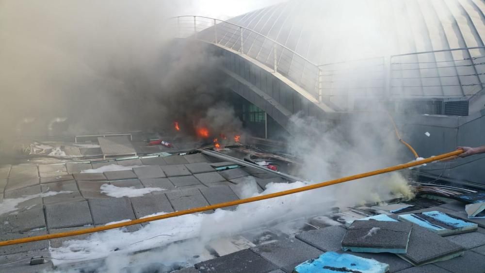 Lo bomberos trabajando para sofocar el incendio