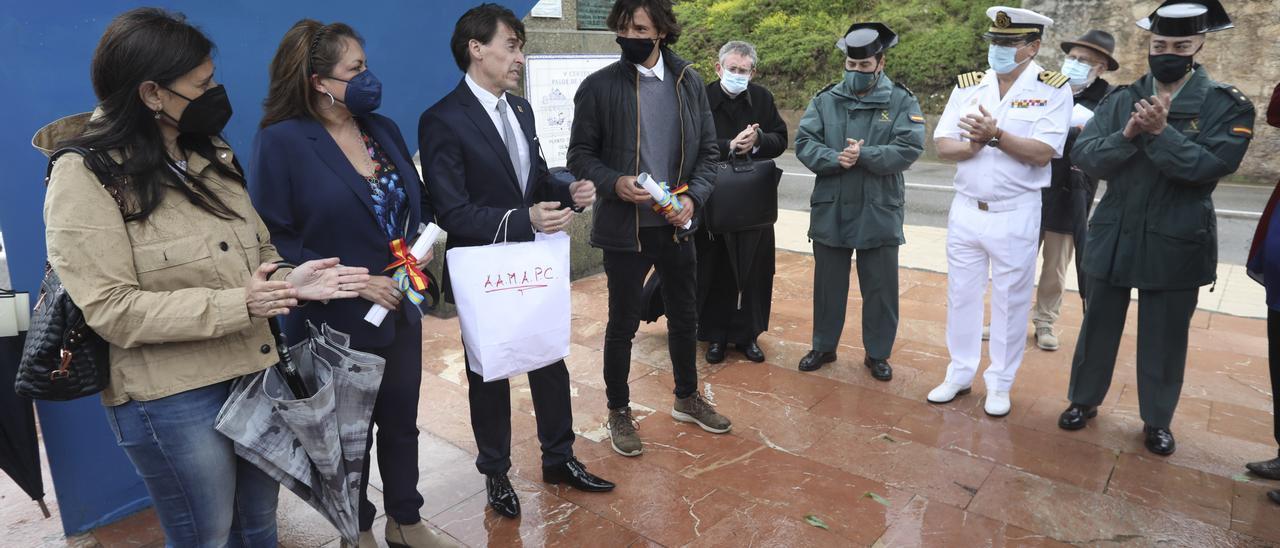 Por la izquierda, Yasmina Triguero, Ainhoa López, Juan Manuel Cuervo Fonfría y Guillém Ferreras, con el párroco Adolfo Álvarez y, al lado, el coronel Francisco Javier Puerta Muñoz, jefe de zona de la Guardia Civil en Asturias. | R. S. /