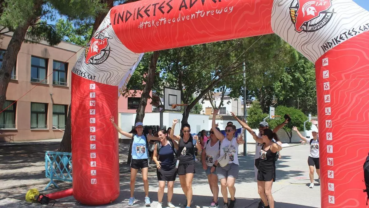 Un centenar de mestres recorren Figueres amb una cursa d'orientació pel 150è aniversari de la ciutat
