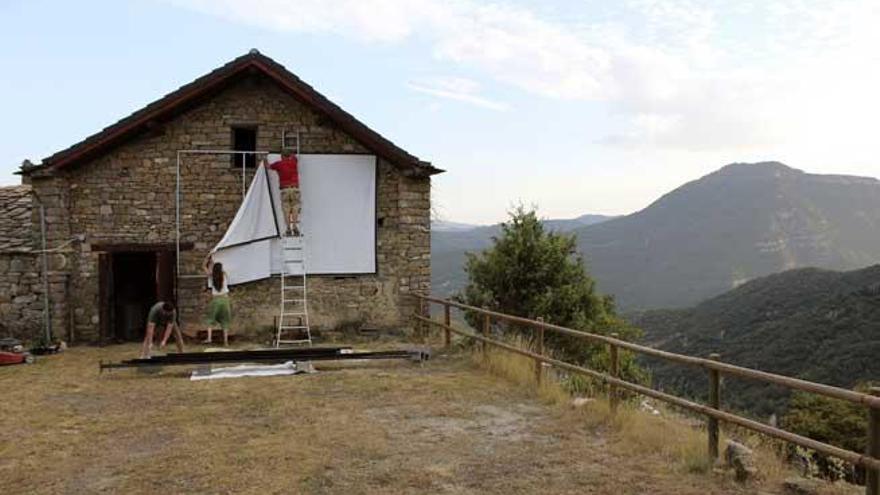 Preparación de la proyección en Ascaso, Huesca.