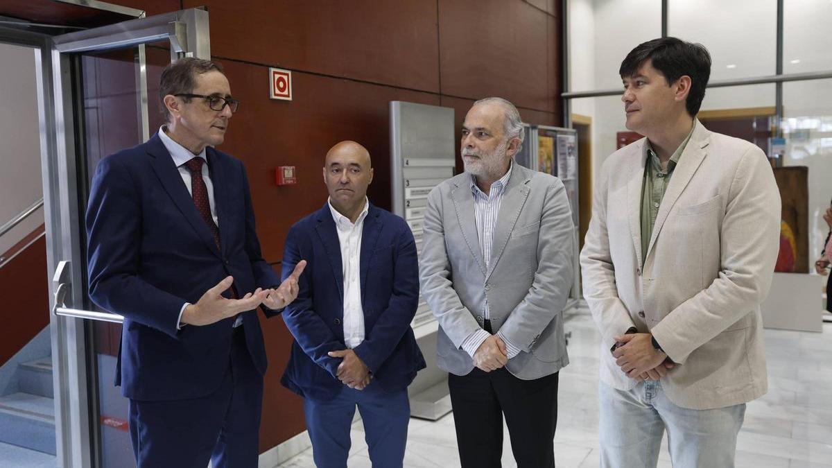 Pela izquierda, el conseyeru delegáu d'Airbus Helicopters en España, Fernando Lombo; el CEO de Grupo Carreira y Centervol Maintenance, Serafín Sánchez; el vicepresidente de la Cámara de Comercio d'Uviéu, José Manuel Ferreira; y el conseyeru de Ciencia, Industria y Empléu, Borja Sánchez.
