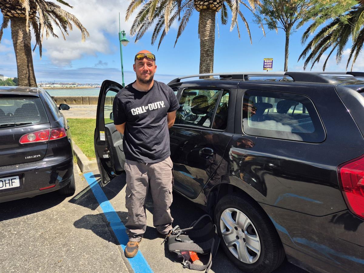Nacho, vecino de Oleiros, en la zona azul de la playa de Santa Cristina
