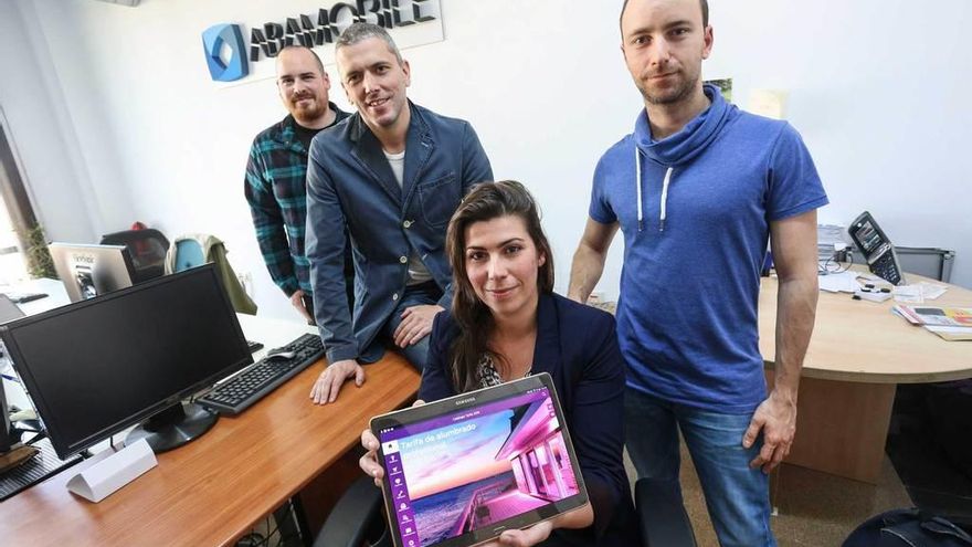 Por la izquierda, Raúl Fernández, Alberto Sánchez, Nerea Sánchez y Luis Nicieza, en las oficinas de Abamobile en el CEEI.