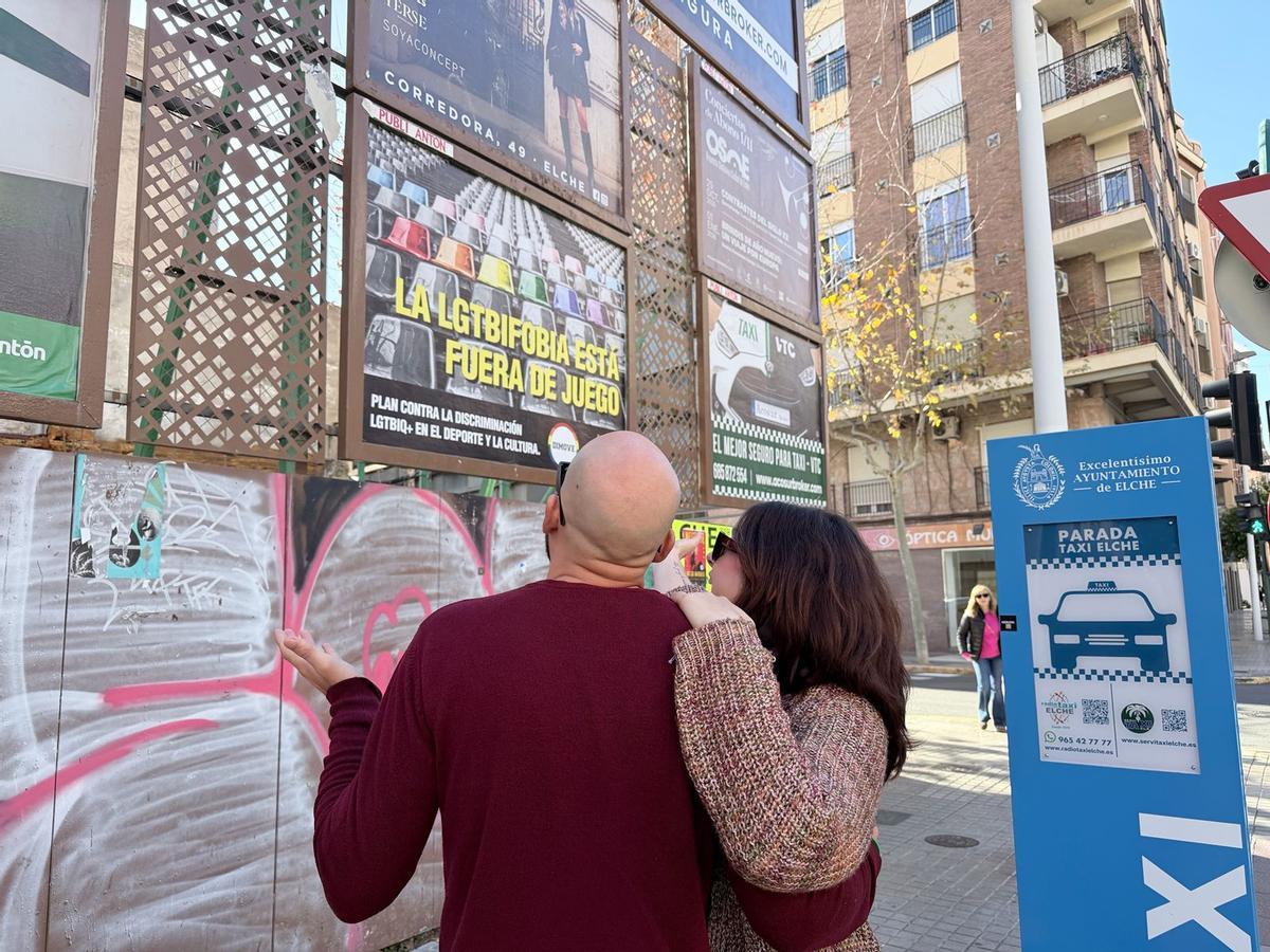 La vallas publicitarias son visibles desde hace días en varios puntos de la ciudad