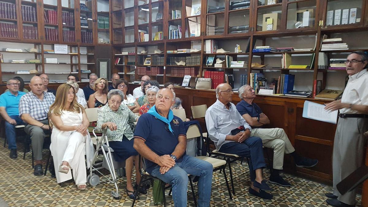 Manolo Guill durante la presentación de los planos de la iglesia en la sede de la Asociación Cultural La Tertulia de Elda-Petrer