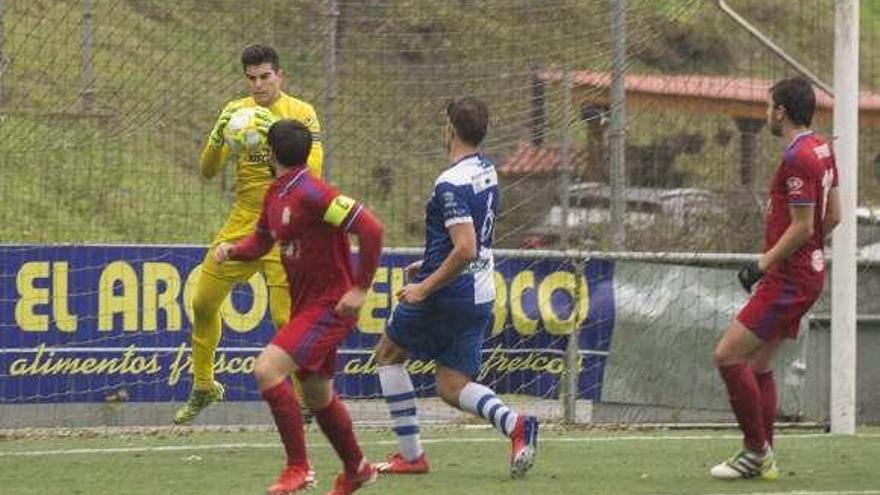 El portero del Praviano Julio González, haciéndose con un balón ayer en el partido que les enfrentaba al Tuilla en El Candín.