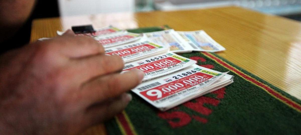 A la cárcel por comprar cupones de la ONCE, una guitarra y una mochila con billetes falsos en Ibiza