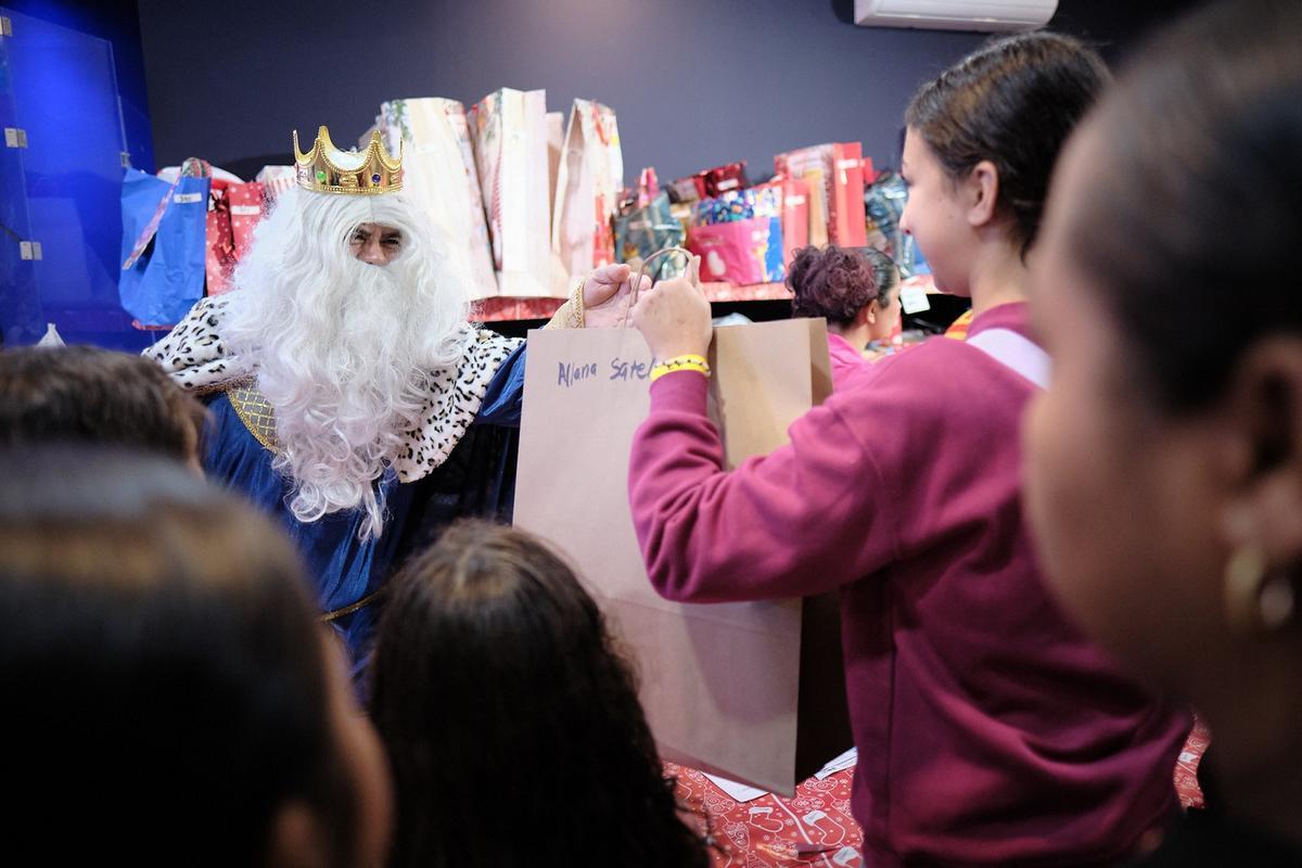 El Rey Melchor repartió regalos a los niños en la sede de Inpavi Málaga.