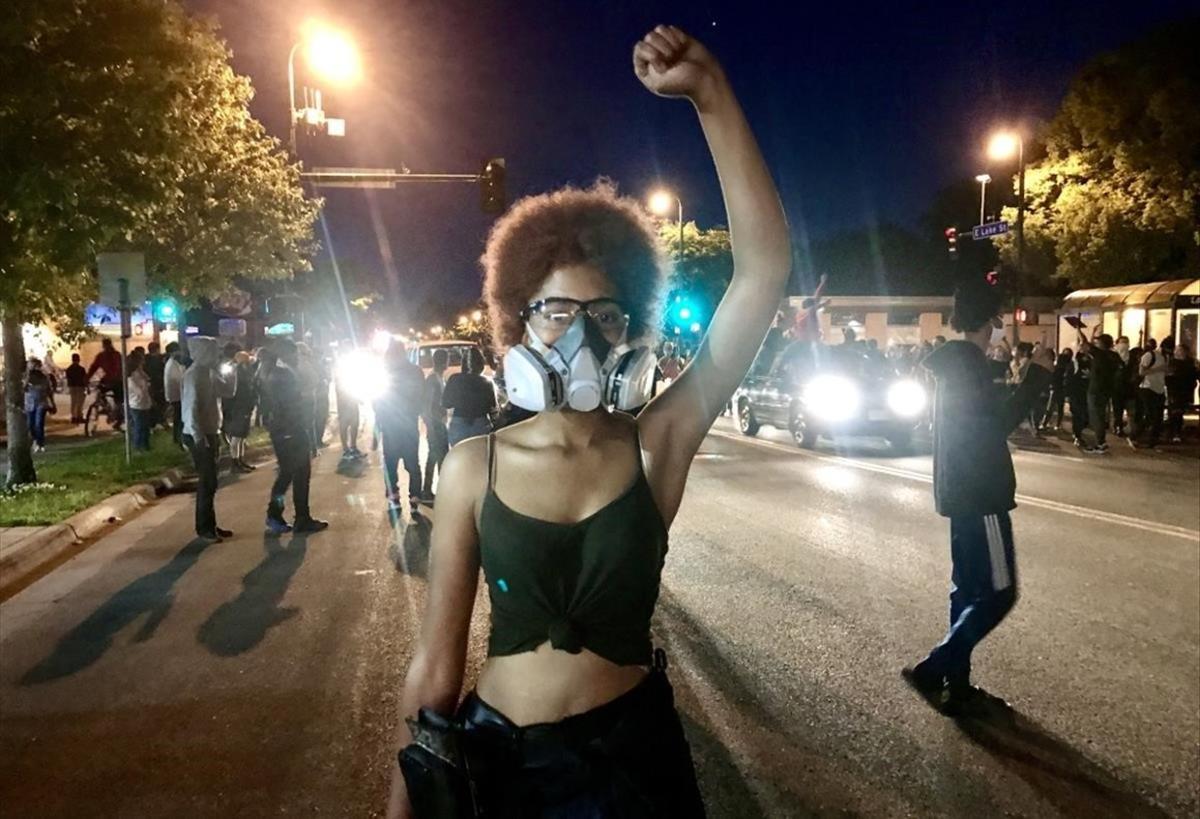 Una joven alza el puño durante una de las manifestaciones, en Minneapolis.