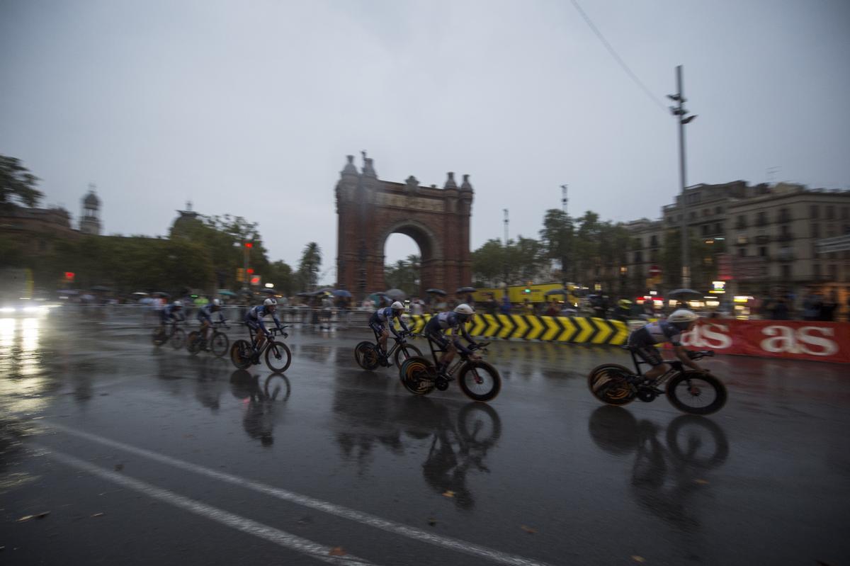 El equipo Soudal Quick Step pasando junto al Arc de Triomf sin apenas luz, durante la cotrarreloj del sábado en Barcelona