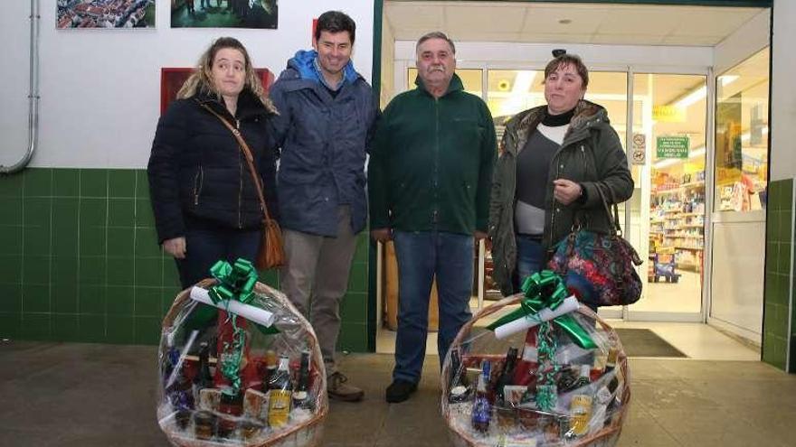 Las representantes vecinales con Casares y Rodríguez. // Bernabé/Gutier