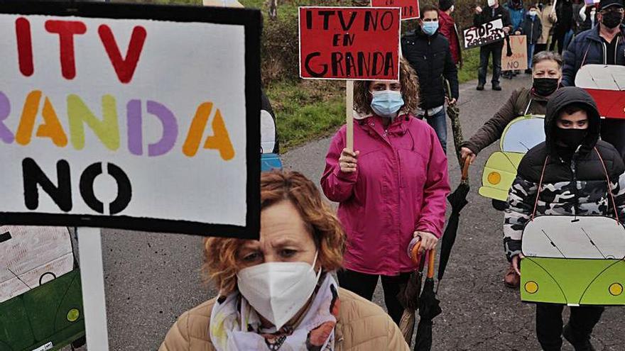 Los vecinos de Granda, manifestándose contra la ITV.