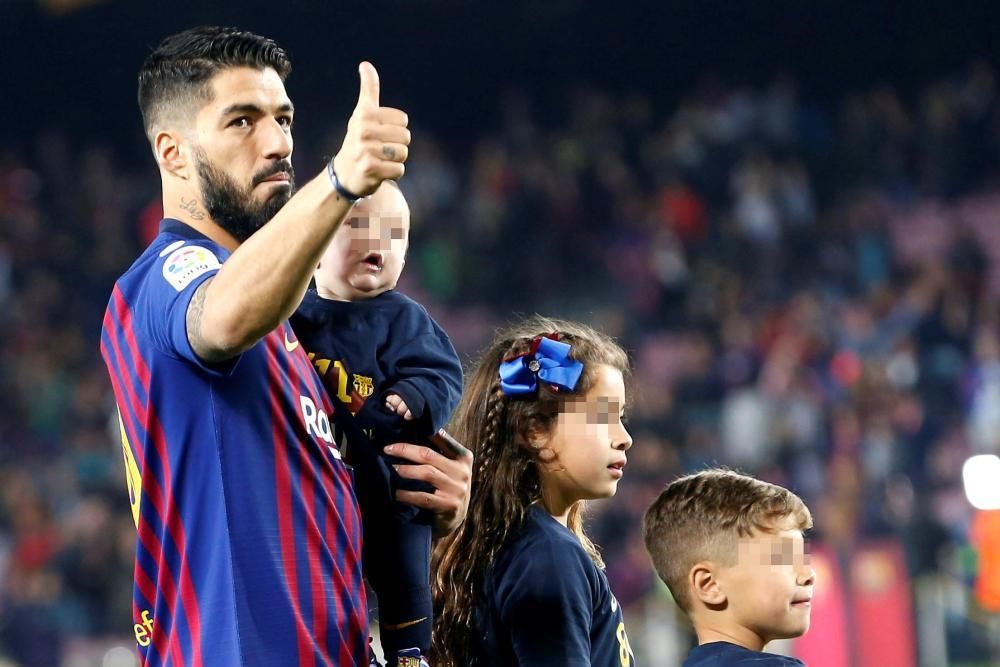 Los jugadores del Barcelona celebran el título.