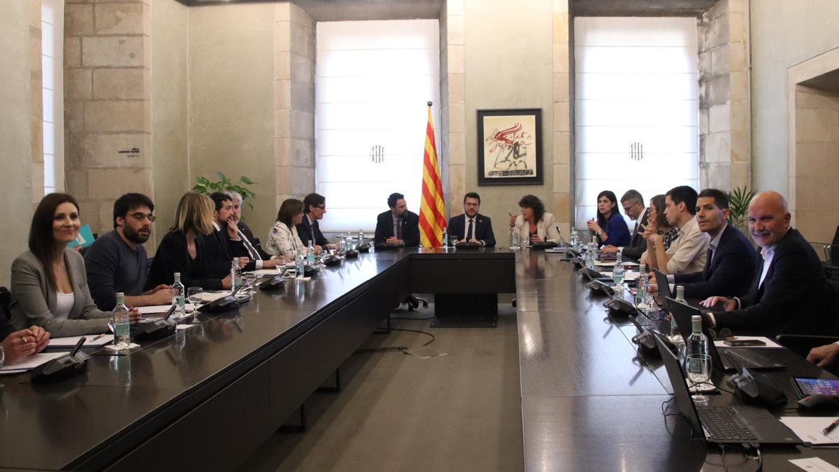 La cimera de l&#039;aigua, amb el president de la Generalitat, Pere Aragonès; els consellers Teresa Jordà i Roger Torrent, i representants dels grups parlamentaris