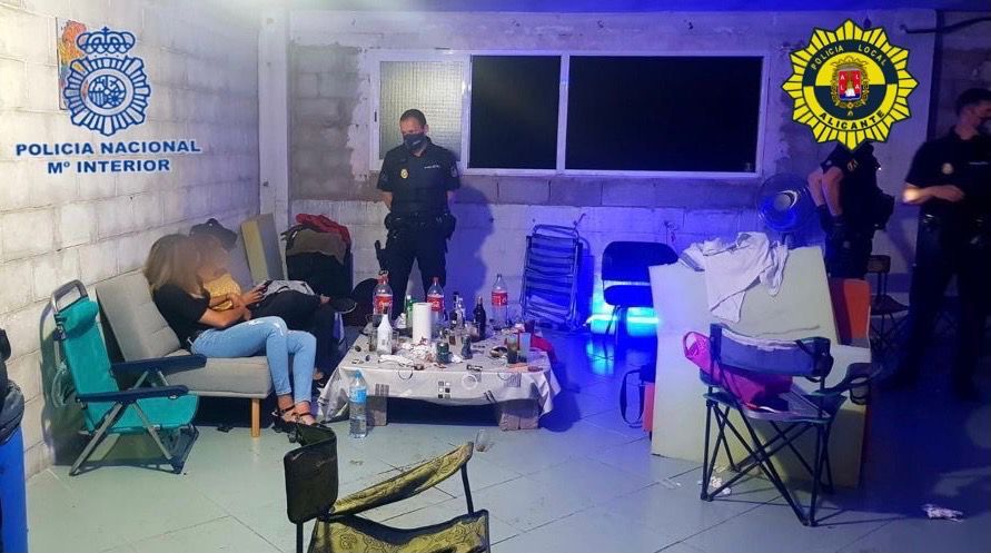 Sorprenden a 38 personas en una fiesta ilegal con "gas de la risa" en una nave de Alicante