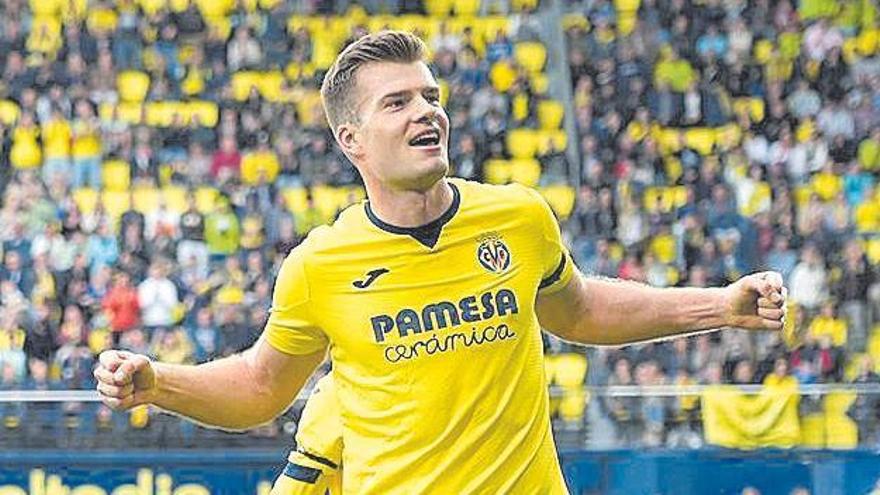 Los jugadores del Villarreal celebran uno de los tres goles marcados el domingo ante el Rayo Vallecano.