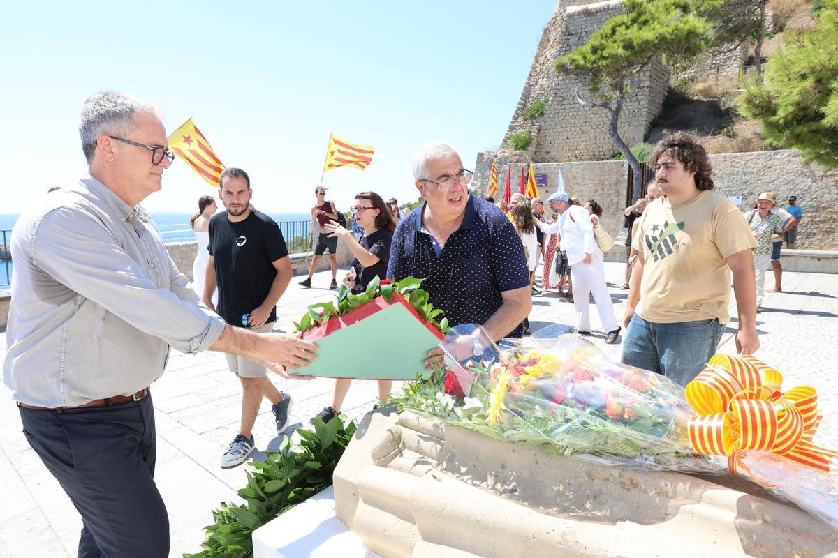 Jordi Gaseni y Josep Antoni Prats depositan su ofrenda sobre la estatua de Guillem de Montgrí.
