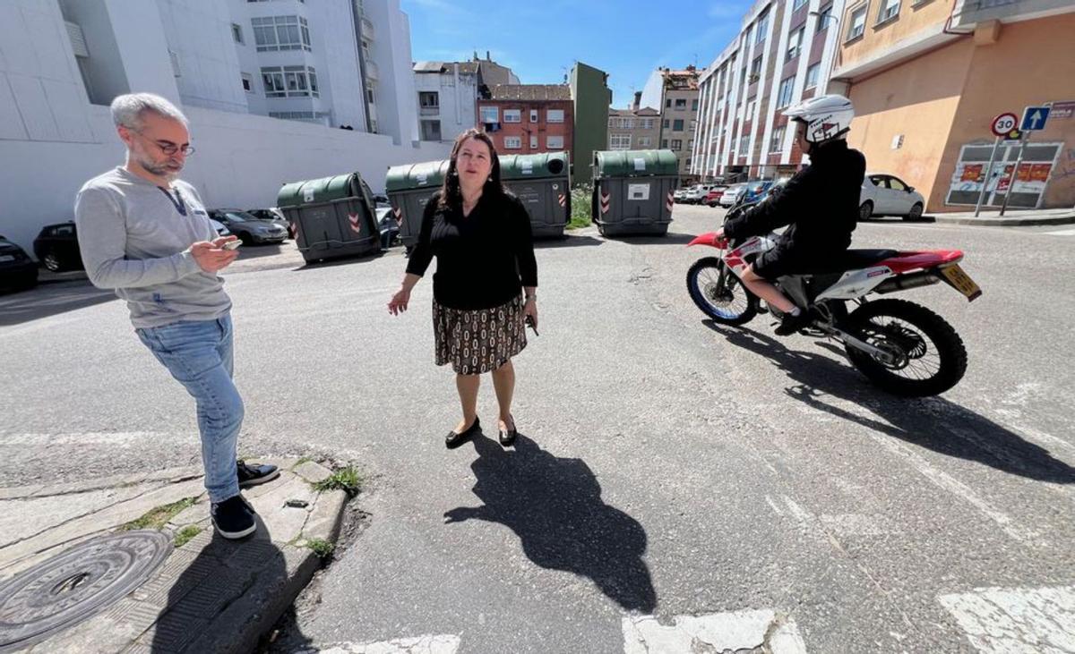 Operarios reparando contenedores en Avenida de Vigo, ayer. | S.Á.