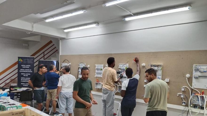 Càritas Manresa i el Gremi d’Instal·ladors col·laboren en un curs d’energies renovables