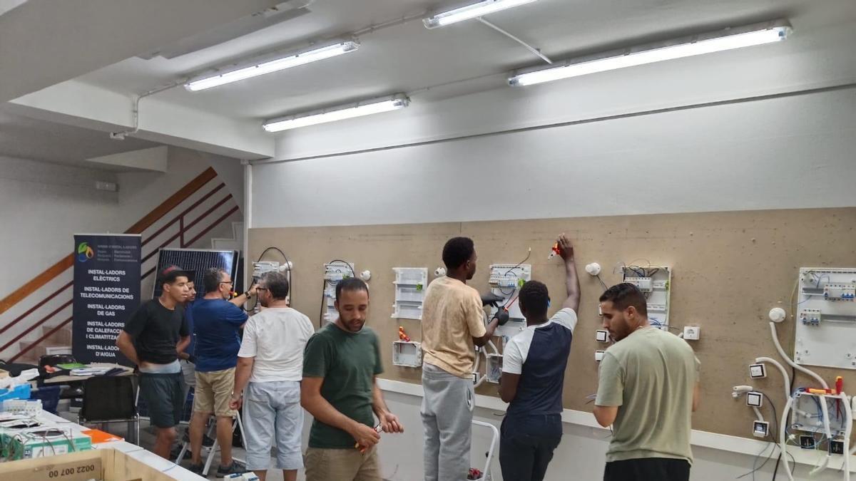 Càritas Manresa i el Gremi d’Instal·ladors col·laboren en un curs  d’energies renovables