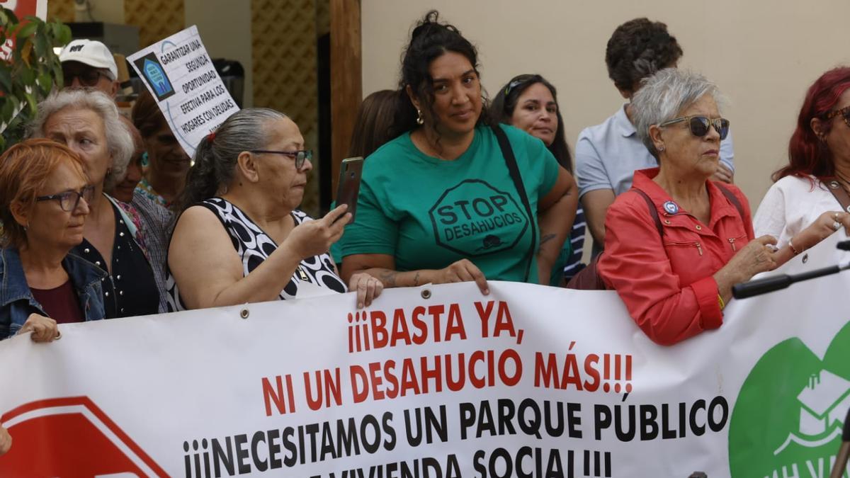 Varias afectadas por desahucios de bancos y fondos buitre, en la concentración de este jueves.