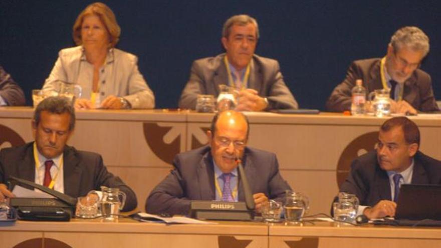 José Manuel Suárez del Toro (c)  junto al director general de La Caja, Manuel García Falcón (derecha), durante una asamblea.| lp