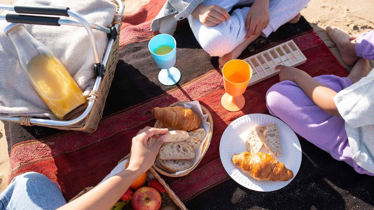 MESA DECATHLON PARA LA PLAYA | Decathlon te lo pone fácil para comer en la  playa: mesa, sillas y nevera, todo en uno