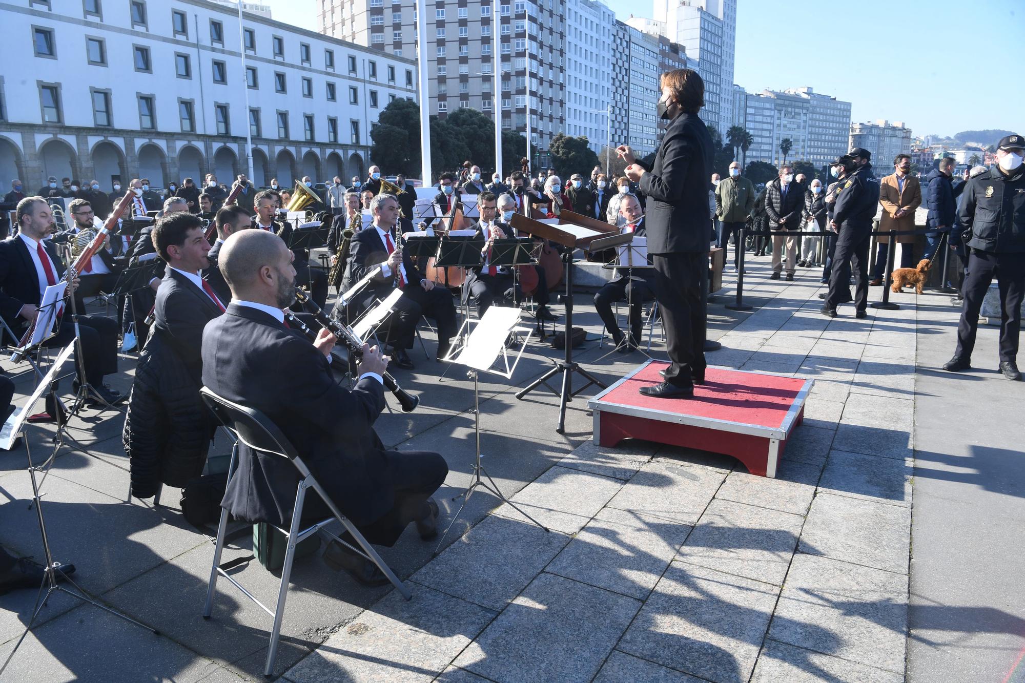 A Coruña recuerda a los héroes del Orzán en un emotivo acto