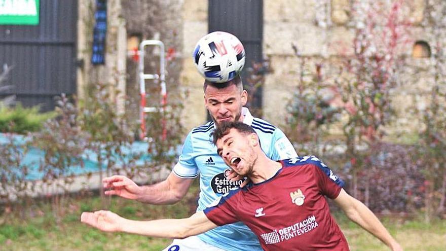 Un jugador del Celta cabecea ante uno del Pontevedra. |  // L. O.