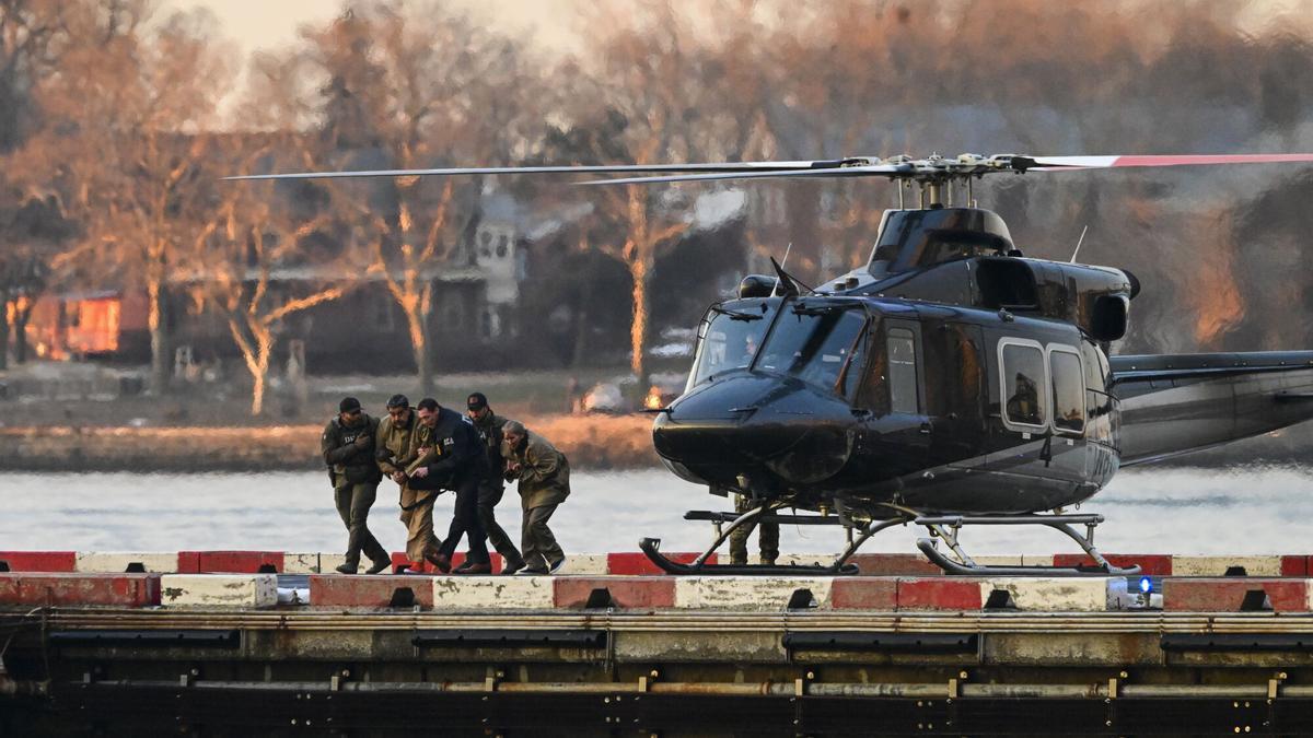 NEW YORK (United States), 05/01/2026.- Captured Venezuelan President Nicolas Maduro and his wife, Cilia Flores, arrive at the Wall Street Heliport during their transport to the federal courthouse for their arraignment in New York, New York, USA, 05 January 2026. (Nueva York) EFE/EPA/Stringer