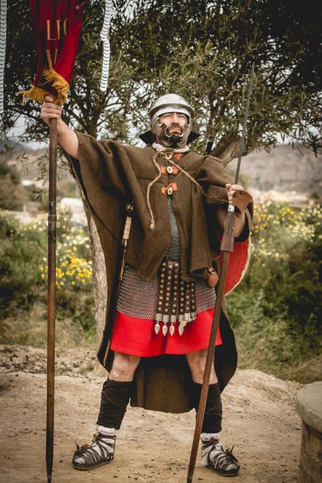 Veinte personas con trajes de romano recorren el Camí del Peix