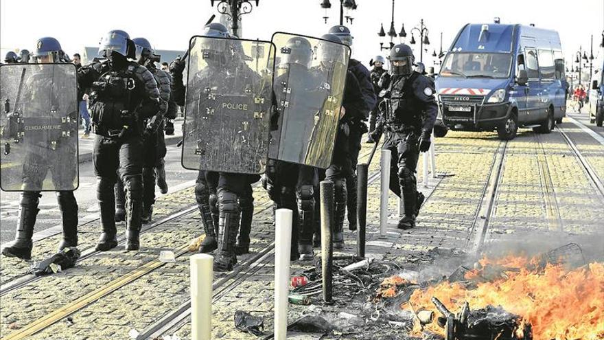 El Gobierno francés pide calma a su pueblo pero la protesta crece