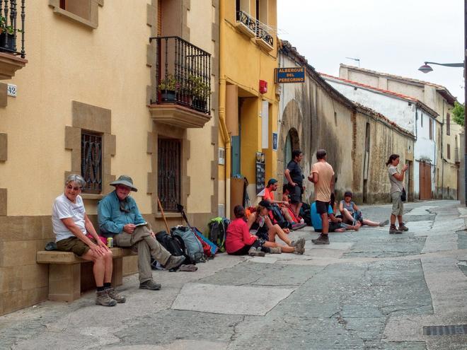 Peregrinos frente al albergue de Lorca, Camino de Santiago