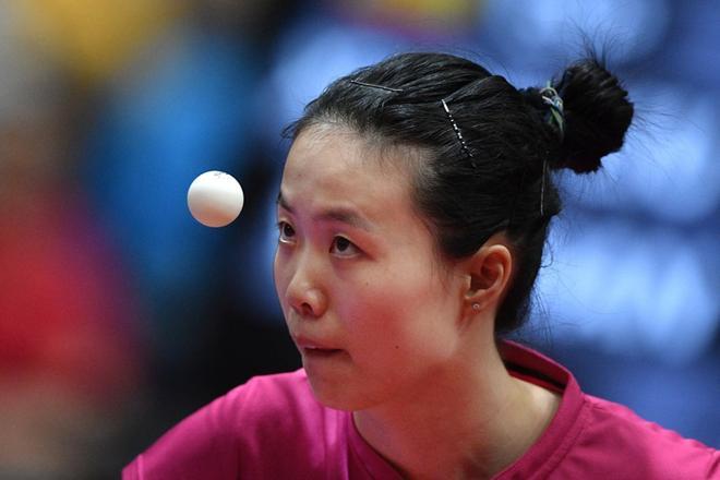 La española Liu Xin mira la pelota durante su partido individual de tenis de mesa contra Han Ying en el TTF World Tour en Budapest, Hungría.