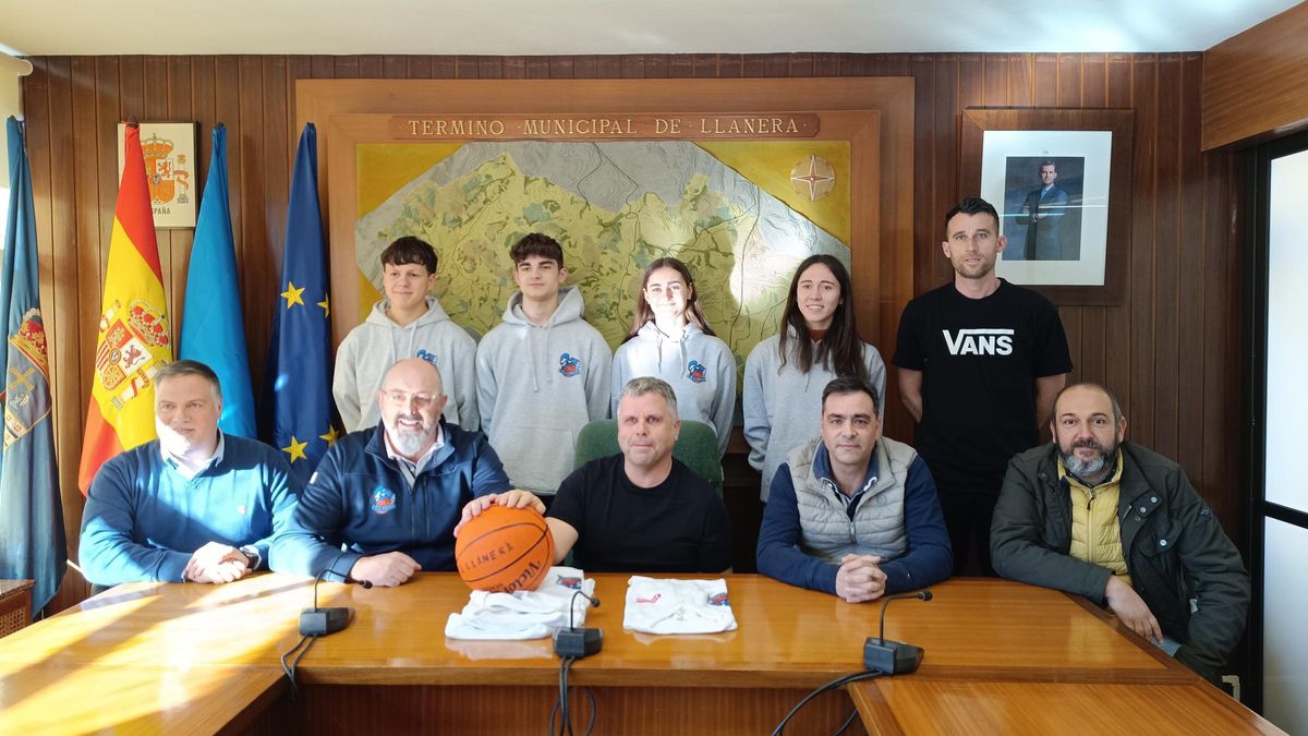 Por la izquierda, de pie, Rodrigo Capín, Rodrigo García, Sheila Tomás, Ainara Alonso y Albano del Castillo, entradores del Club Baloncesto de Llanera. Por la izquierda, sentados, Manuel Suárez, presidente del Club de Baloncesto Art-chivo; Manuel Suárez, presidente del Club Baloncesto de Llanera; José Antonio González, concejal de Deportes; Alberto Cuervo, presidente de la Federación Asturiana de Baloncesto; y Guillermo Arcay, presidente del ACD Valnalón.