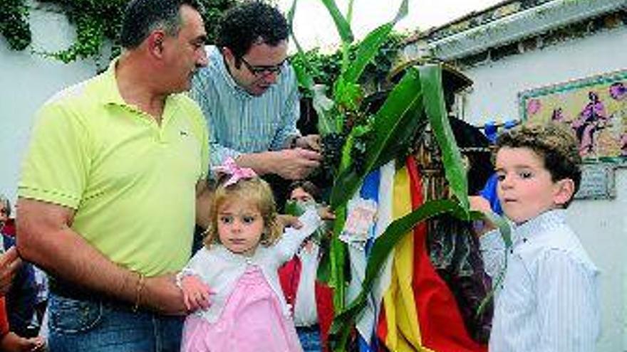 Ofrenda de las uvas y el maíz a Santiaguiño. / RAFA VÁZQUEZ