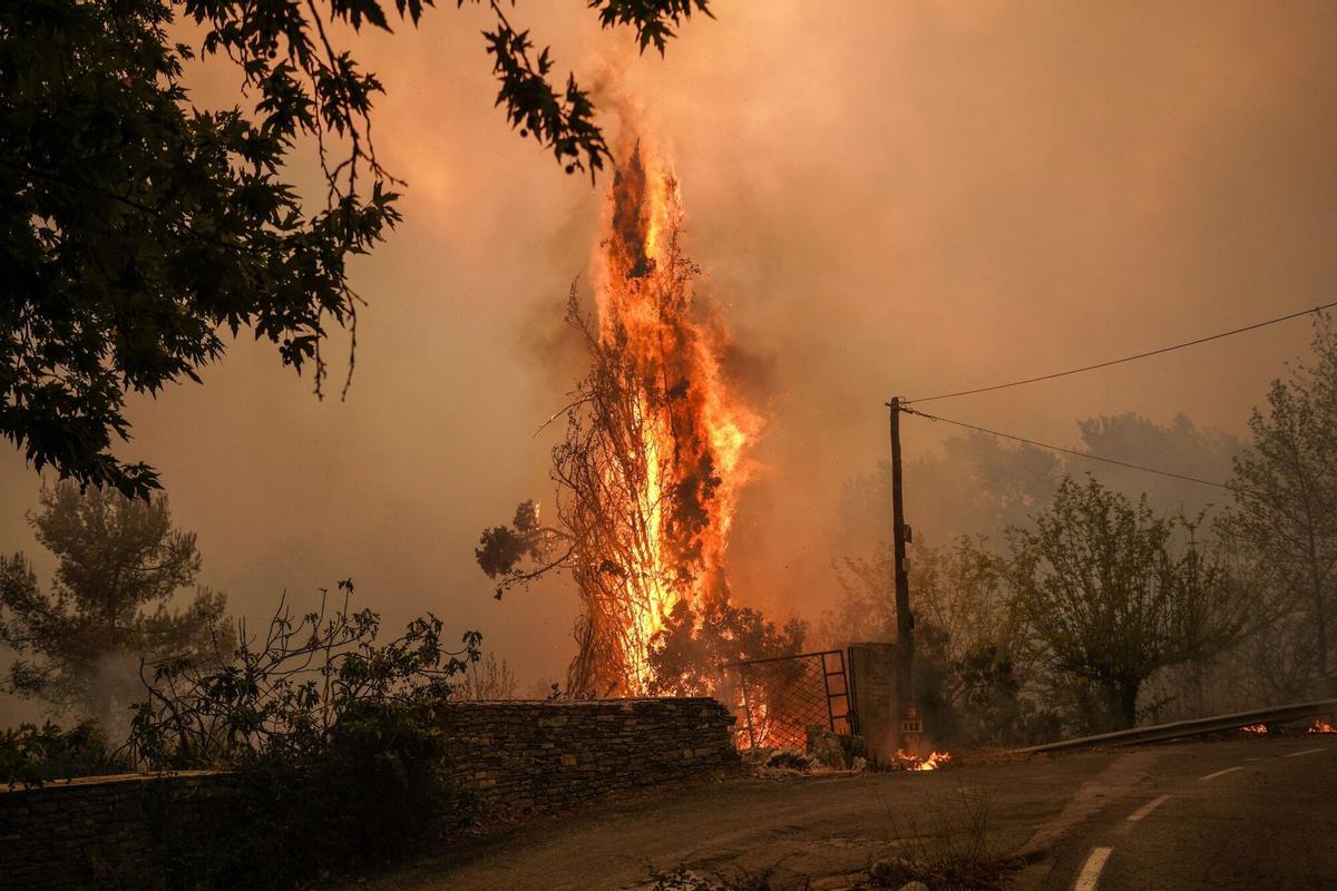 Dos grandes incencios cerca de Atenas obligan a evacuar a miles de personas