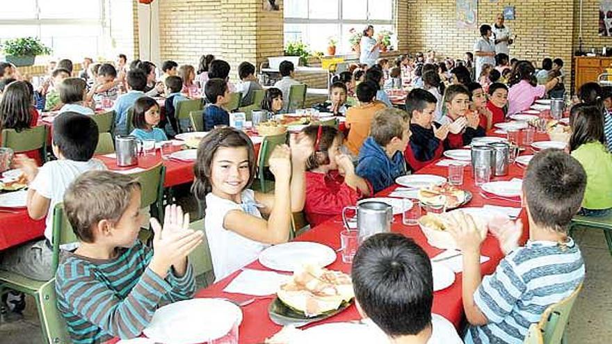 Varios niños, en un comedor de un colegio pontevedrés.