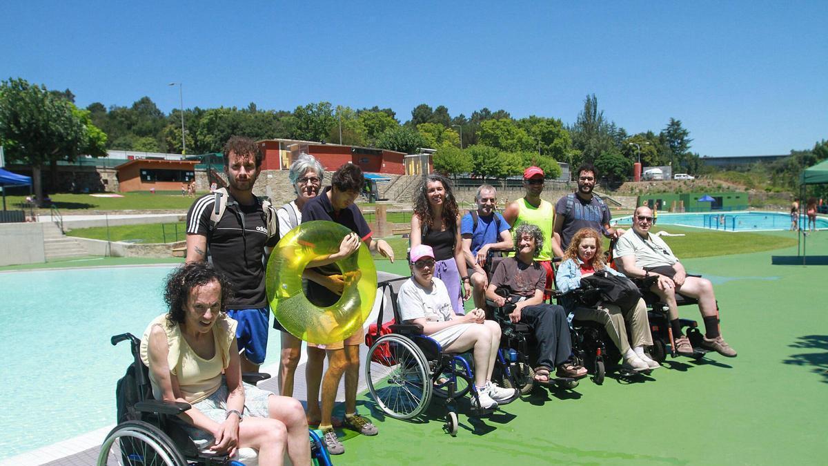 Miembros de Aixiña en las piscinas de Oira.
