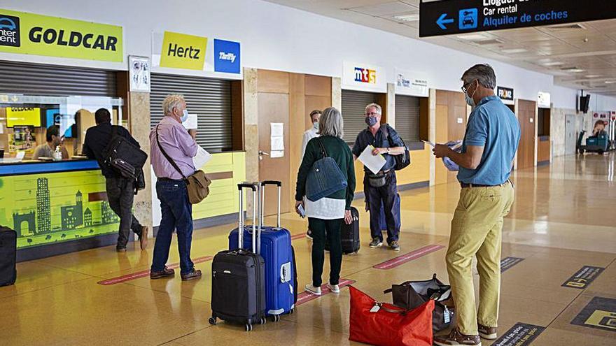 Passatgers a l’aeroport de Vilobí, el juny. | DAVID APARICIO